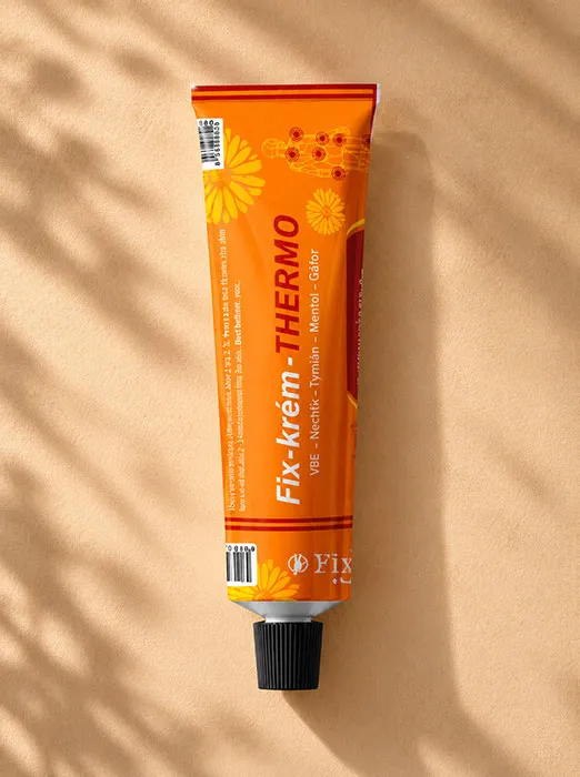 A Fix-krém-THERMO (84 g) egy prémiumkategóriás, melegítő hatású masszázskrém, amely kámfort, mentolt, vanillil-butil-étert, valamint körömvirágból és kakukkfűből álló fitoterápiás komplexet tartalmaz. Innovatív, háromfázisú formulájának köszönhetően azonnali és hosszan tartó enyhülést nyújt izom-, ízületi és hátfájdalom esetén. A krém mélyen átmelegíti a szöveteket, fokozza a vérkeringést, csökkenti a gyulladást, valamint lerövidíti a sportolást vagy fizikai megterhelést követő regenerációs időt.